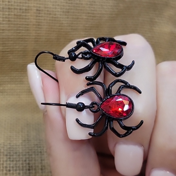GOTH SPIDER SPARKLE EARRINGS - Picture 3 of 7